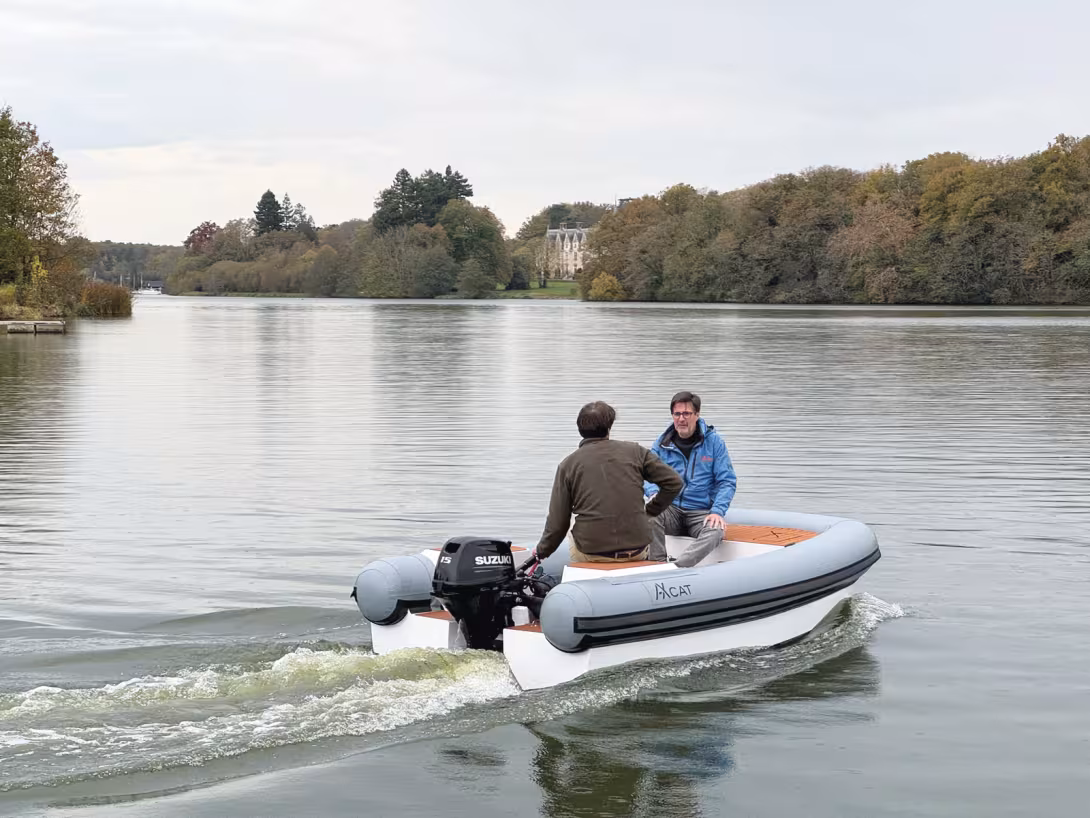 The AXCat 350 is a tender with 
a rigid catamaran hull topped 
with inflatable tubes.
