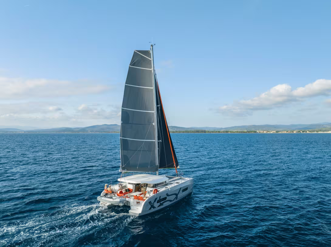 Heading off cruising on a catamaran equipped with electric propulsion for less than € 500,000 is now possible with the Excess 11 Hybrid.