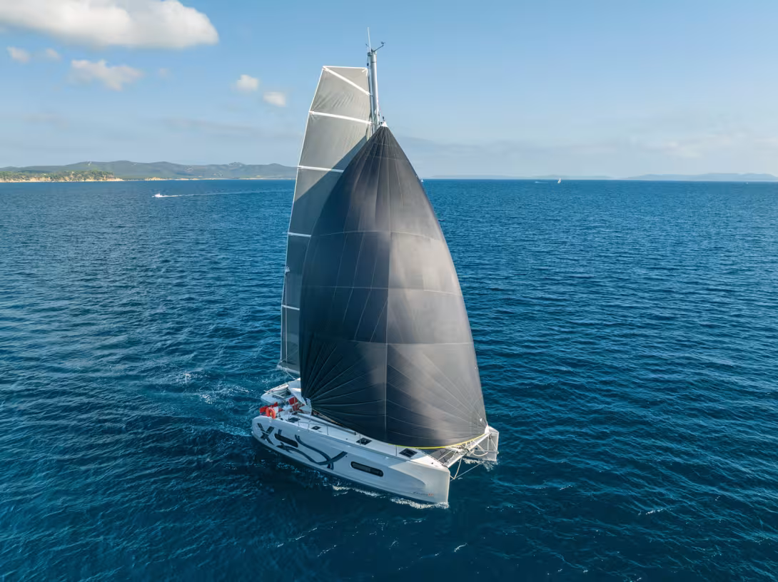 Downwind sails combine perfectly with the gentle thrust of an electric motor: you can gain two knots of boat speed with negligible energy consumption.