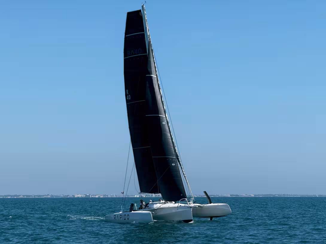 The Rapido 40’s narrow waterline beam, its wide chine providing ample interior volume, and the hulls with inverted bows promise an excellent balance between performance and comfort at sea.