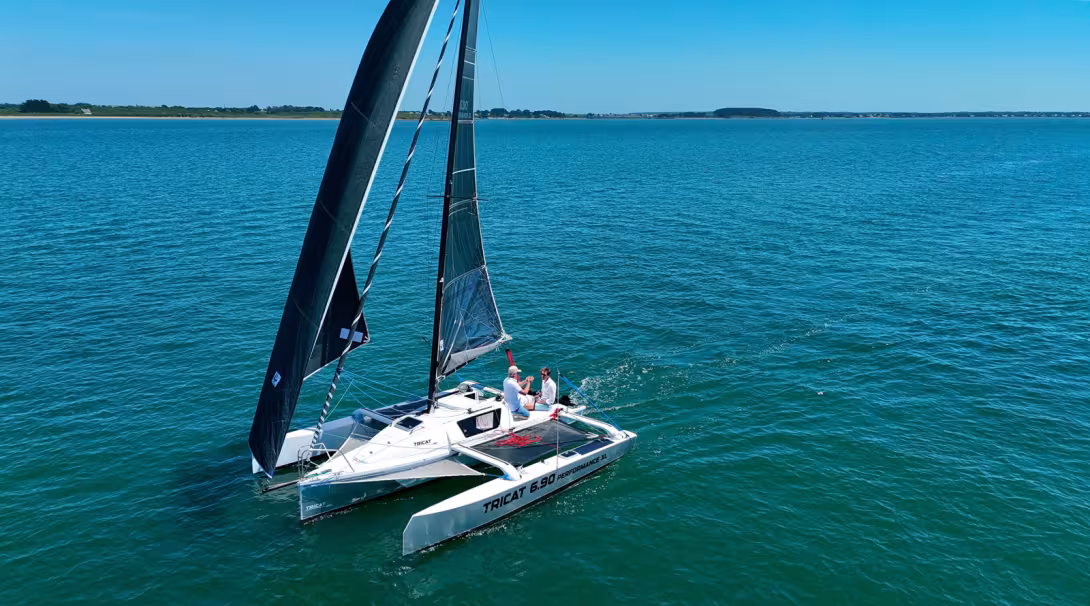 In light airs, the Tricat 6.90 Performance XL seems to glide over the water and effortlessly sails at the same speed as the wind.