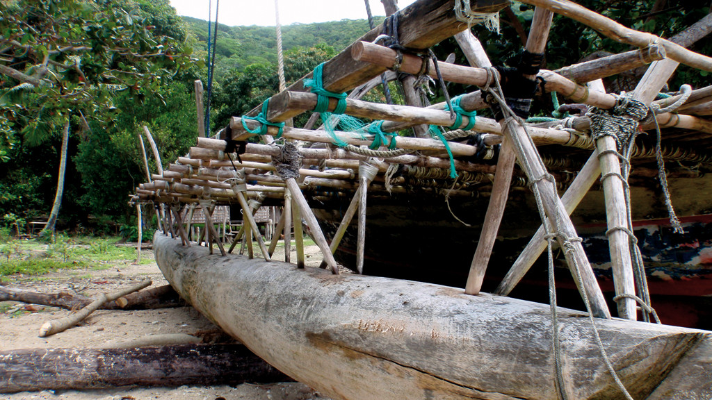 Fixation par ligatures du balancier d’une pirogue des Louisiades. Une technique que ne renierait pas James Wharram !