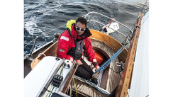 Long-distance transport for a multihull: cargo ship or delivery