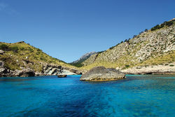 Majorca: leave the concrete behind and explore deserted creeks in your multihull!