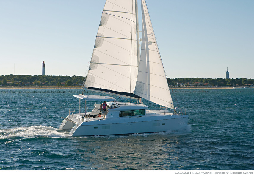 Test Lagoon 420 Hybrid