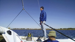 MULTIHULLS MATCH : TO GET THE SPRAY FLYING IN THE SUNSHINE? A CLASSIC TRIMARAN OR A STATE-OF-THE-ART CAT?