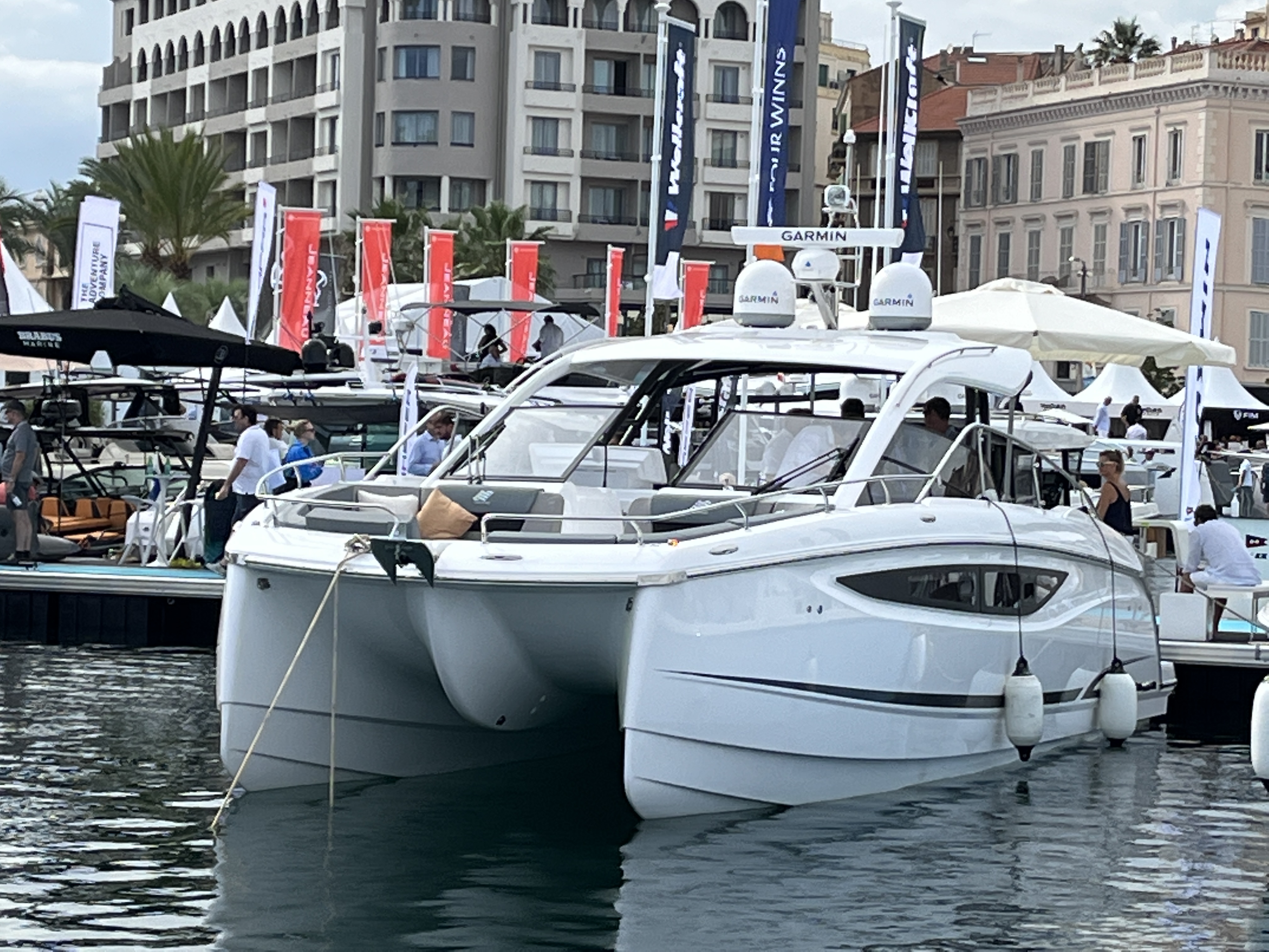 Four Winns TH36 A surprise powercat at Cannes! Power catamaran