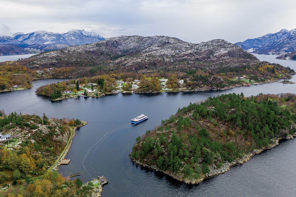 Most of the fjords are so deep that it is impossible to anchor in them - but fortunately some areas are flatter and suitable for stopovers.