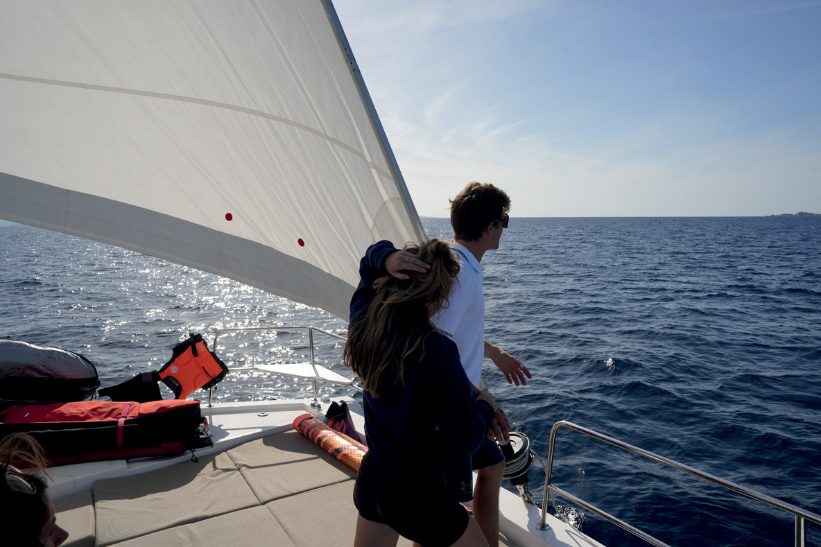 When sailing, the vast sundeck stays dry: the crew has 860 sq ft/80 m² aboard the Bali 4.2!