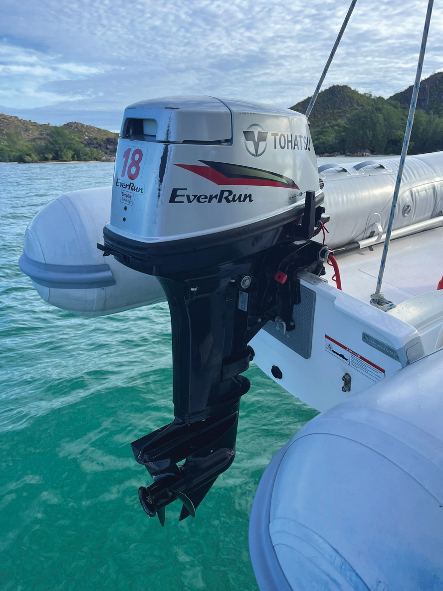 If you’re laying up for the winter - or making a long stopover in port - this is the time to deal with engine maintenance. Beware, an 8 HP 4-stroke outboard (or this rustic 18 HP 2-stroke) can already weigh getting on for 90 lbs (40 kg), so it might be useful to have an extra pair of hands. Basic maintenance should take between one and two hours... And with a little courage, let’s get on with it!