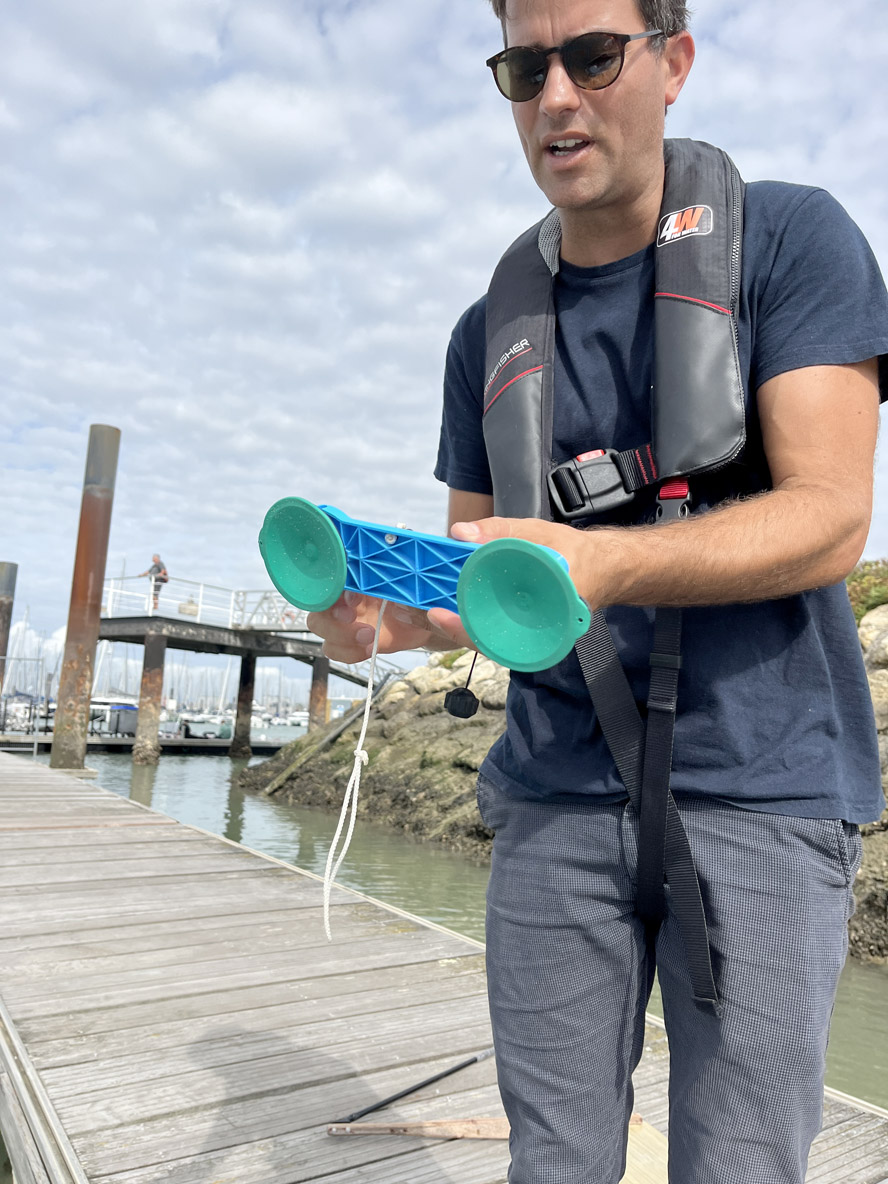 Thibaut Coutansais, brand manager at Temo, shows us the double suction cup that perfectly positions the  Temo·450’s rowlock.