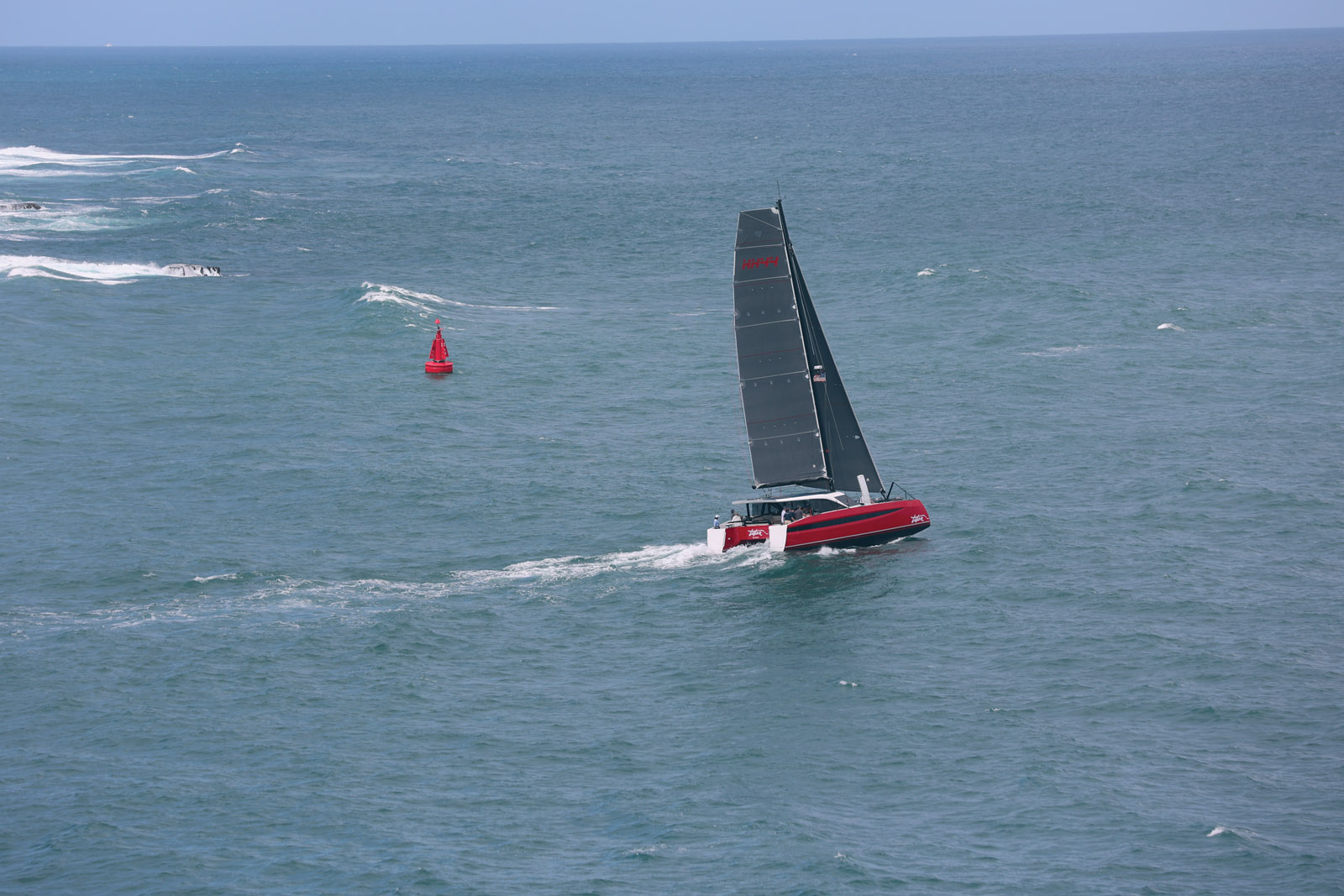 Many multihulls are now capable of sailing upwind at angles equivalent to those of monohulls. 