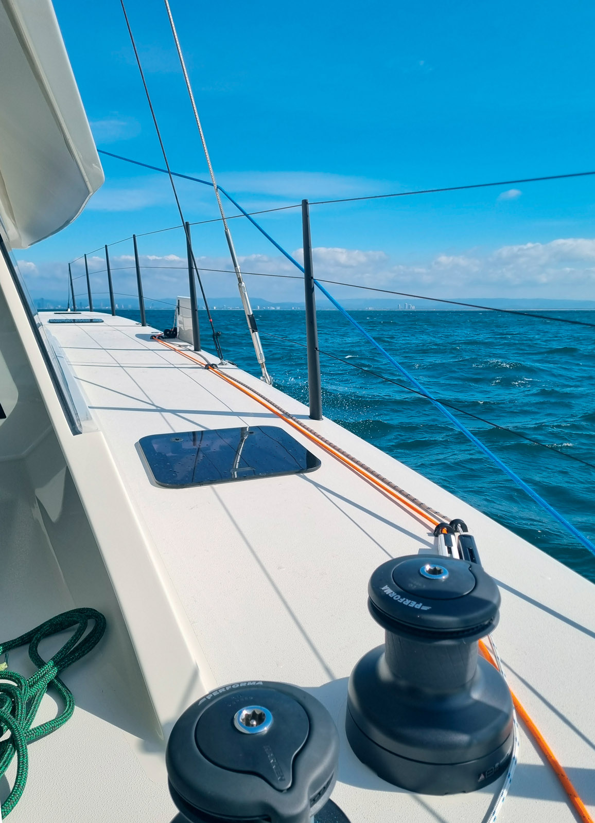 Daggerboard control is carried out from the cockpit.