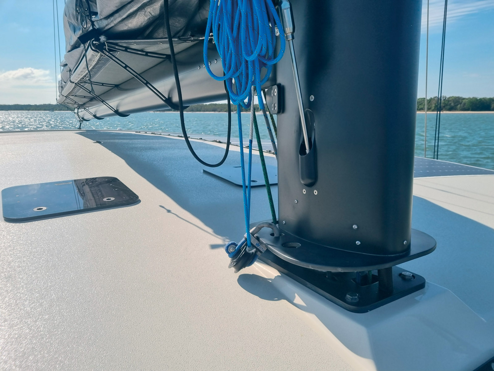 Benefitting from the absence of a flybridge, the boom can sit nice and low.