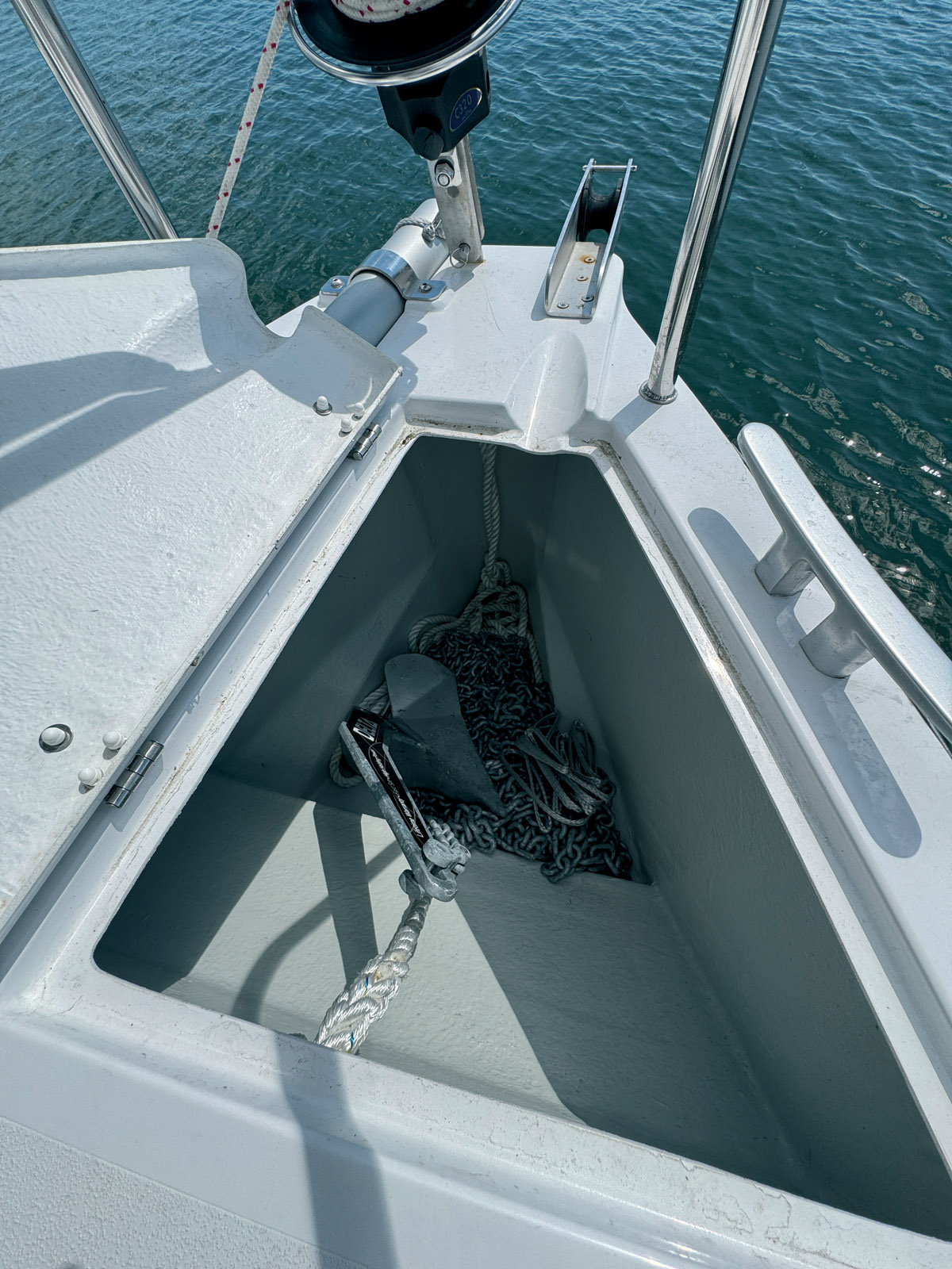All Tricat 8.50s are equipped with an anchor locker, but a bow roller (pivoting or fixed) and windlass (not fitted on this model) are available as options.