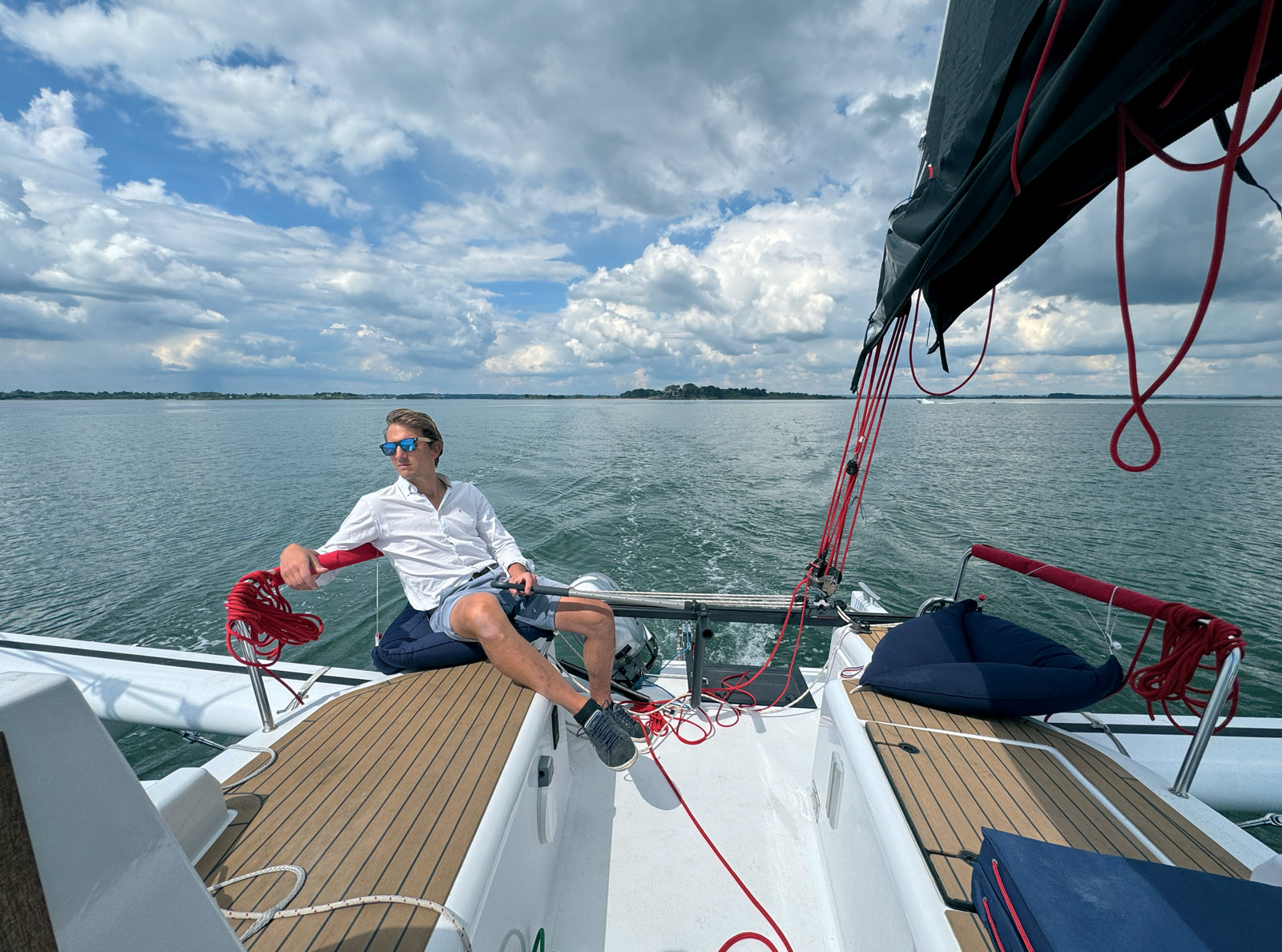 The single-level cockpit is quite comfortable. From his position, the helmsman has optimal access to trim the mainsail.