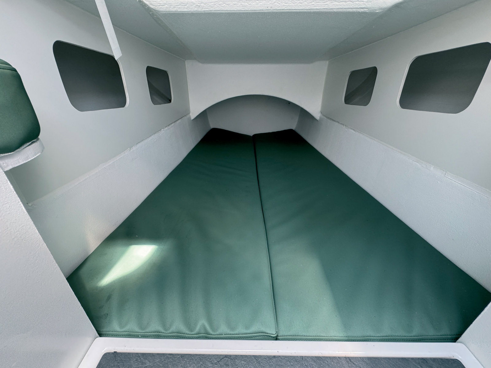 Installed low, the aft berth goes under the cockpit and is only 41 inches / 105 cm wide.
