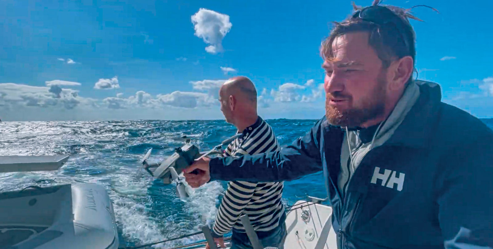 The small vertical handle attaches to the drone body with a bracket. It’s a great, handy piece of equipment for grabbing the drone, but unfortunately, it’s very fragile.