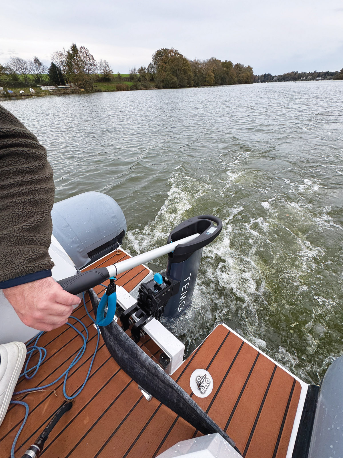 With the Temo 1000, it can cruise at 5 knots for around 90 minutes. The tender has been optimized for a three times more powerful electric motor that will soon be on the market.