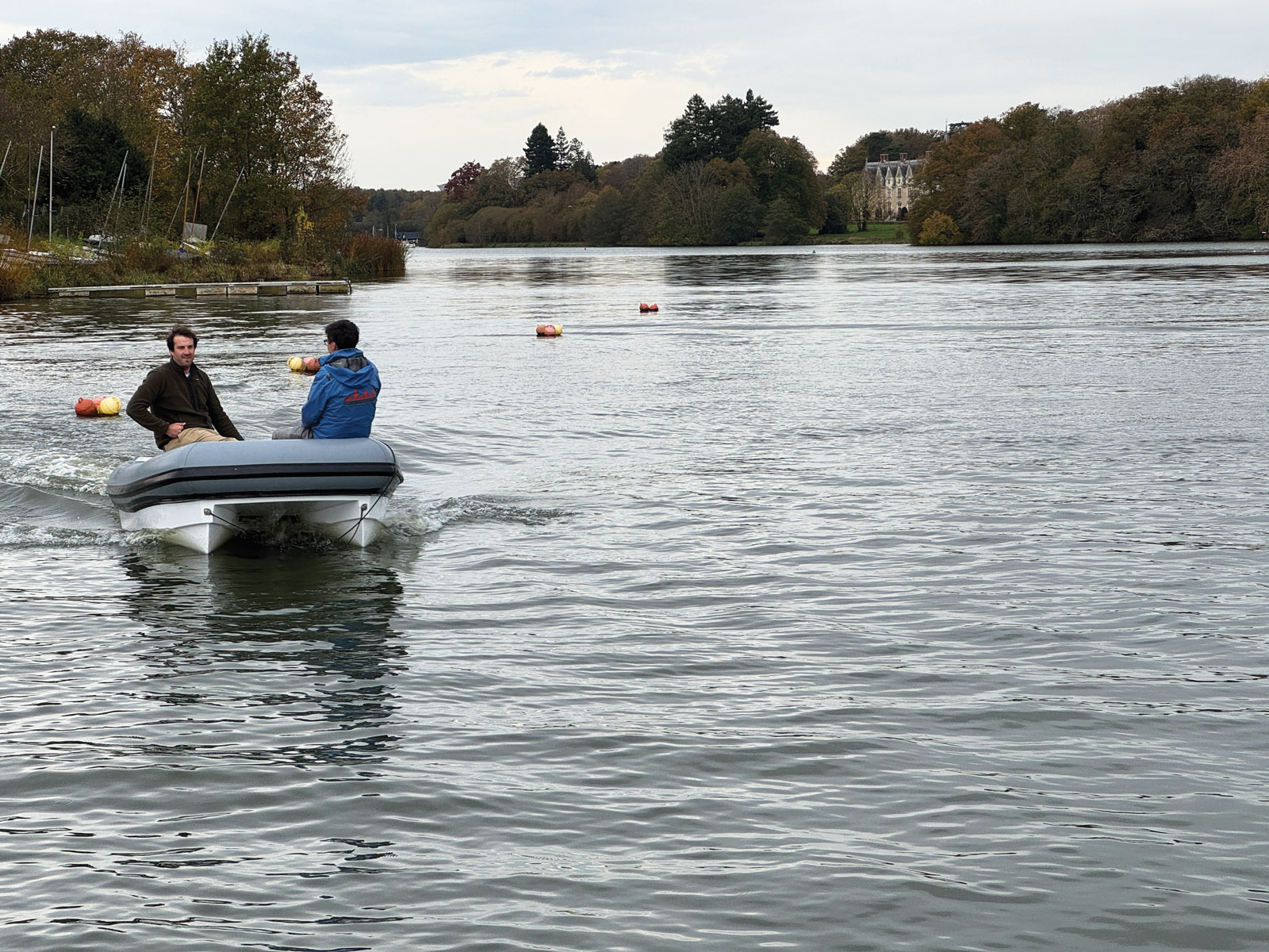 The bows are very narrow and <br/>topped with a chine.