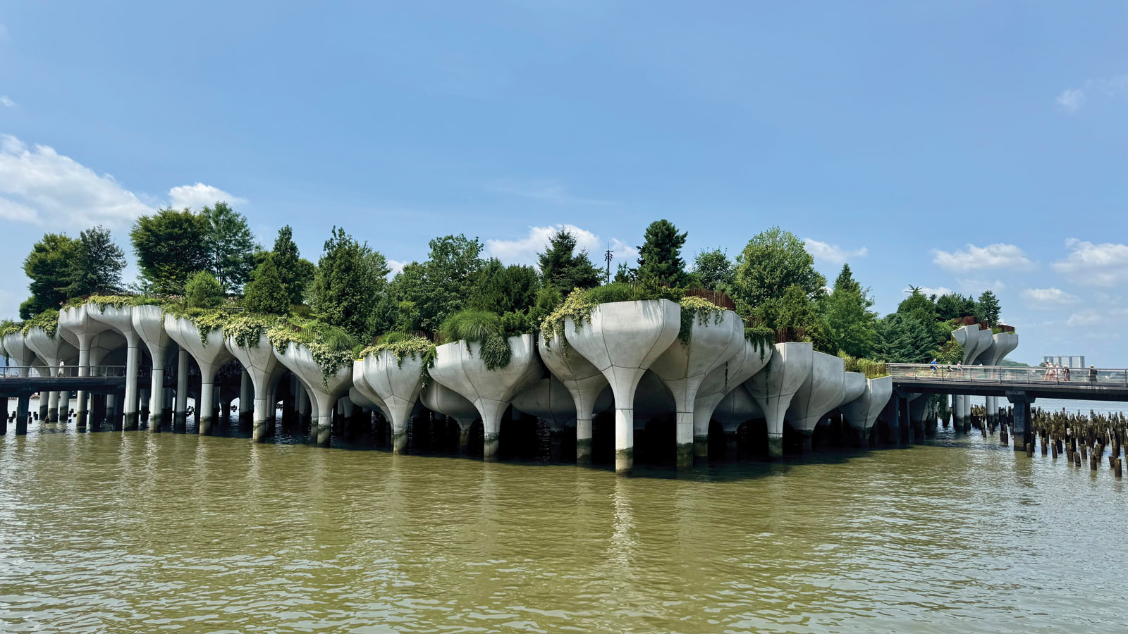 Little Island, with its 132 concrete structures, forms a park created on the Hudson River, west of Manhattan.